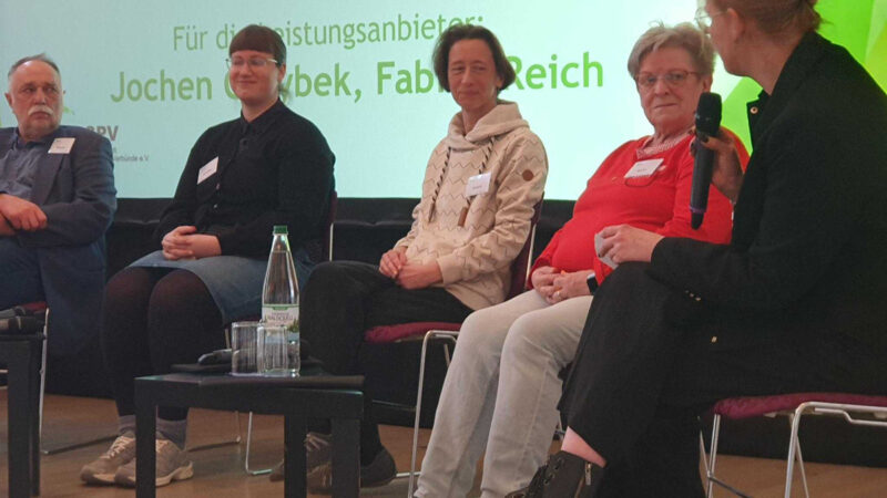 Podium, fünf Stühle, besetzt mit fünf Menschen: ein Mann, vier Frauen.