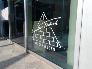 Fenster an einer Außenwand mit der Aufschrift: Kulturfabrik Haldensleben.