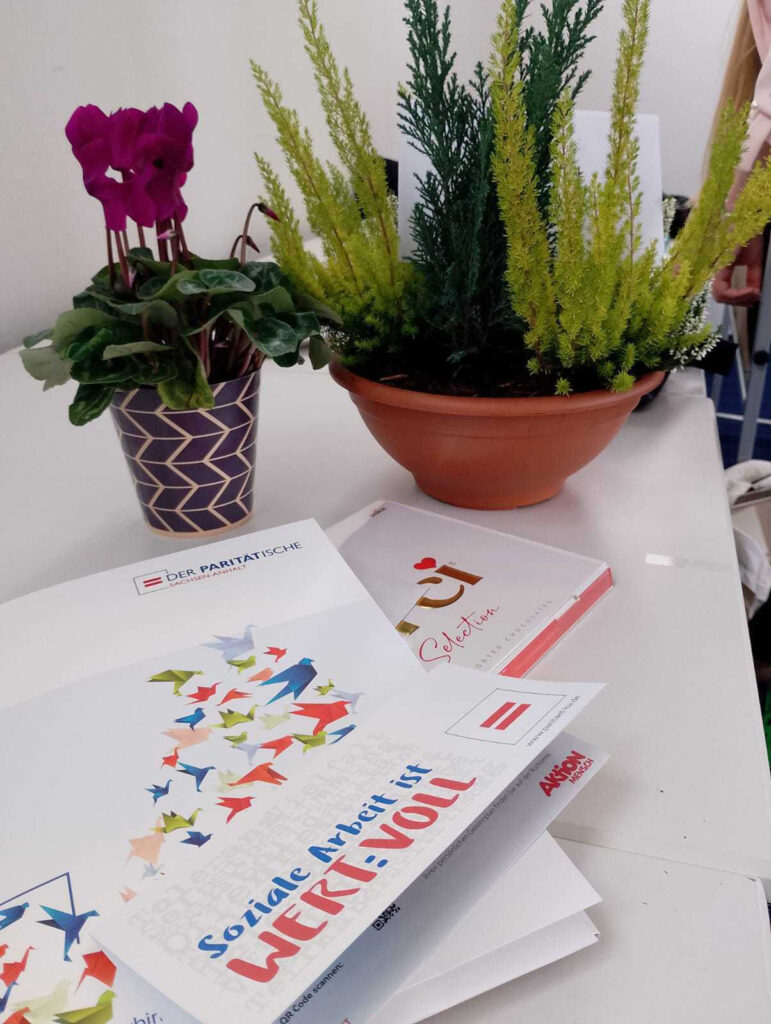 Geschenke zum Jahrestag: Blumen, Bücher, Glückslose.