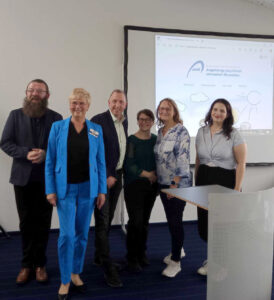 Gemeinsam feiern: Gerald Jank (l.) und Birgit Tank (2.v.r.) vom Psychiatrieausschuss des Landes, Vorstandsmitglied Birgit Rohne, Sven Wagner, Teamkoordinator Selbsthilfe der AOK Sachsen-Anhalt, Vorstandsmitglied Mandy Ganske-Zapf sowie Kristin Günther (r.), Referentin Psychiatrie des Ministeriums für Arbeit, Soziales, Gesundheit und Gleichstellung