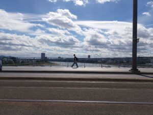 Blick auf den Rhein von einer Brücke aus