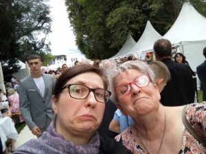 Zwei Frauen blicken in die Kamera