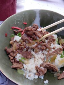 Ein Teller asiatisches Essen