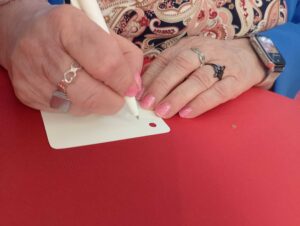 Eine Frau schreibt etwas auf einen Zettel